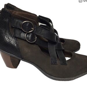Earth leather metallic comfort heels. Size 10.